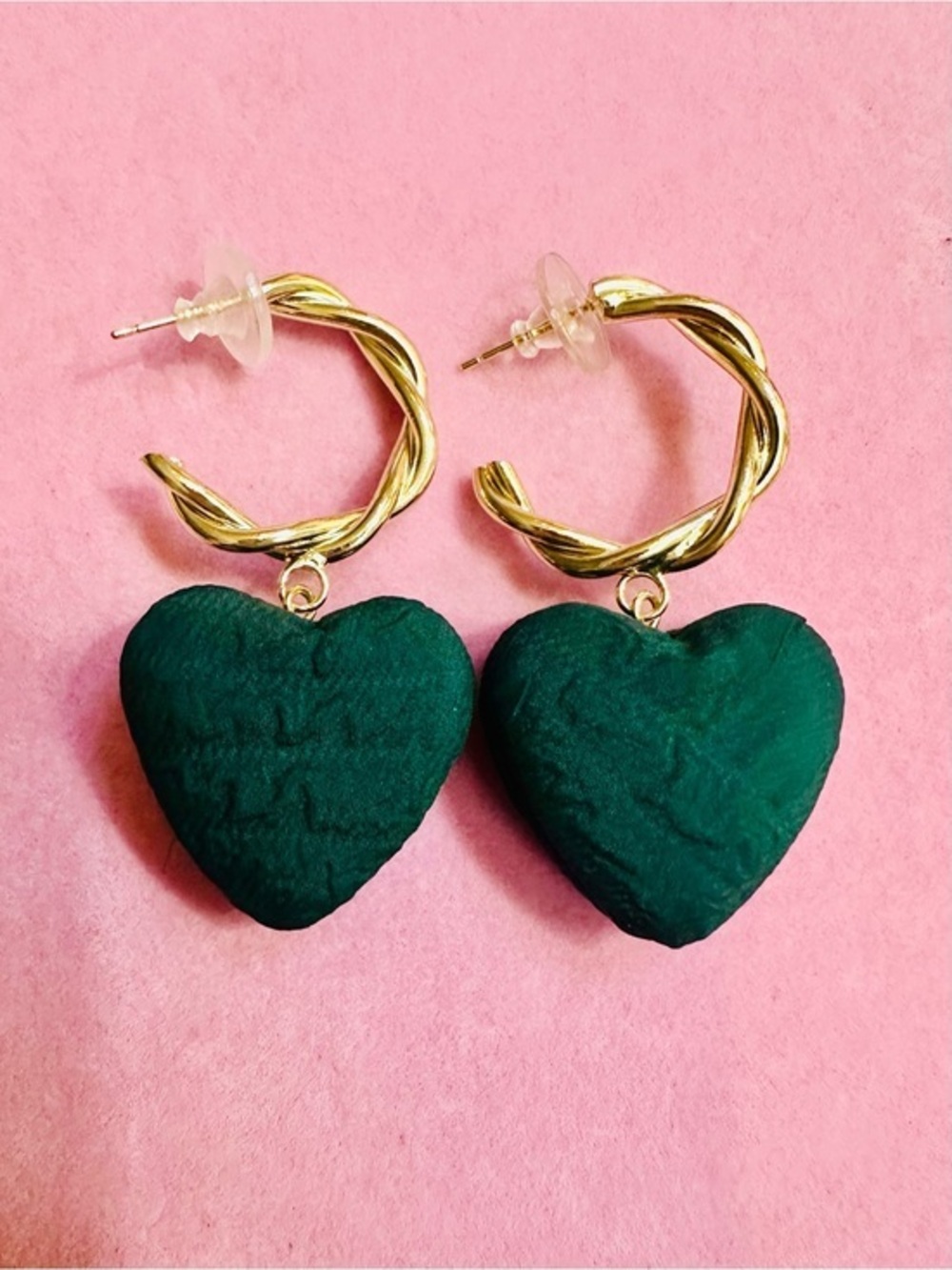 NWT Gold Tone Twisted Hoop Earrings with Dark Green Heart Charms